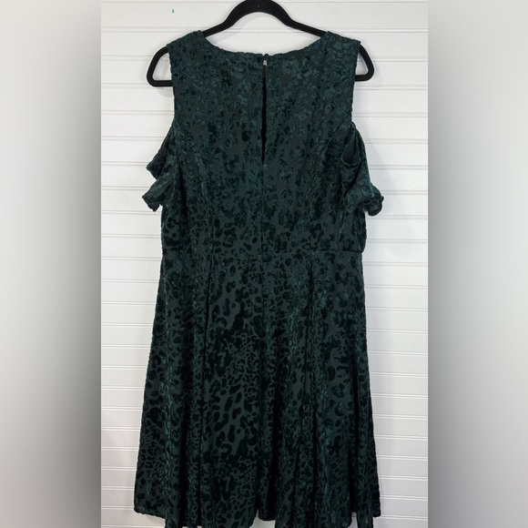 Torrid women’s green velvet burnout cold shoulder skater dress. Plus Size 2X - Picture 4 of 11